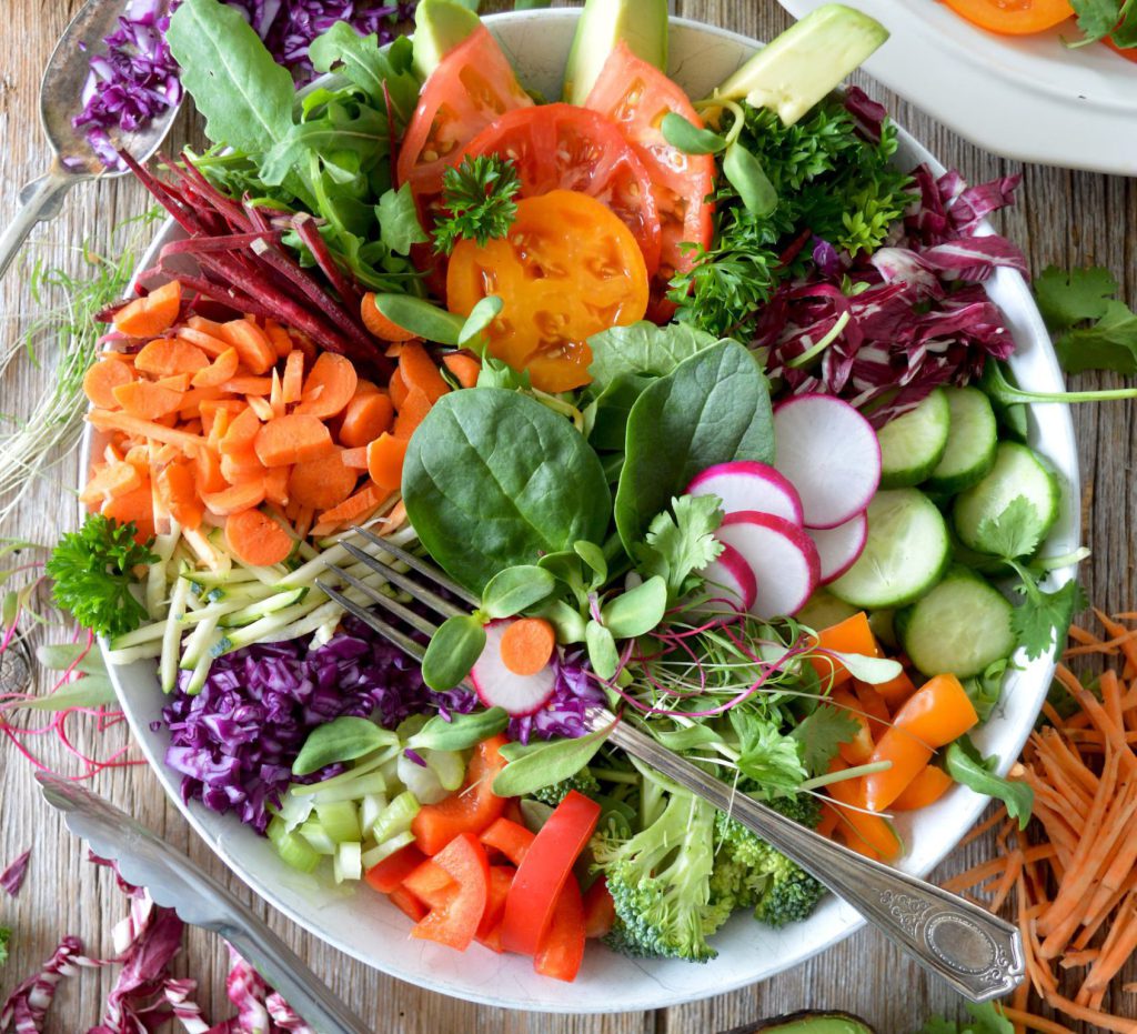 sałatka pełna warzyw