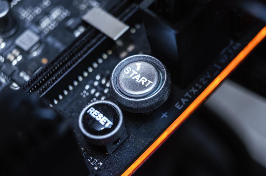 Wnętrze samochodu - przycisk start i reset