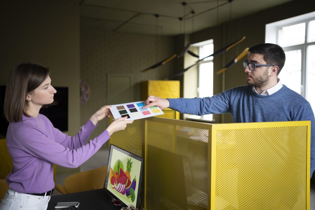 Projektanci omawiający kolory do druku materiałów reklamowych