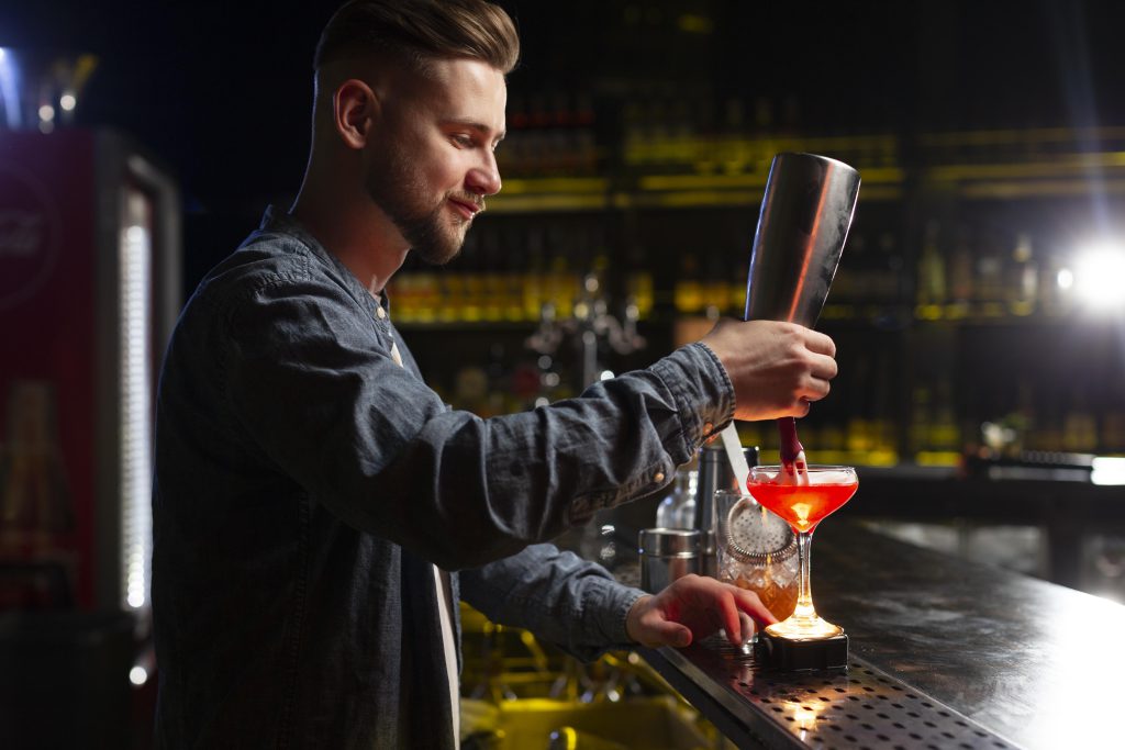 barman przygotowuje drinka w lokalu - szkolenie flair