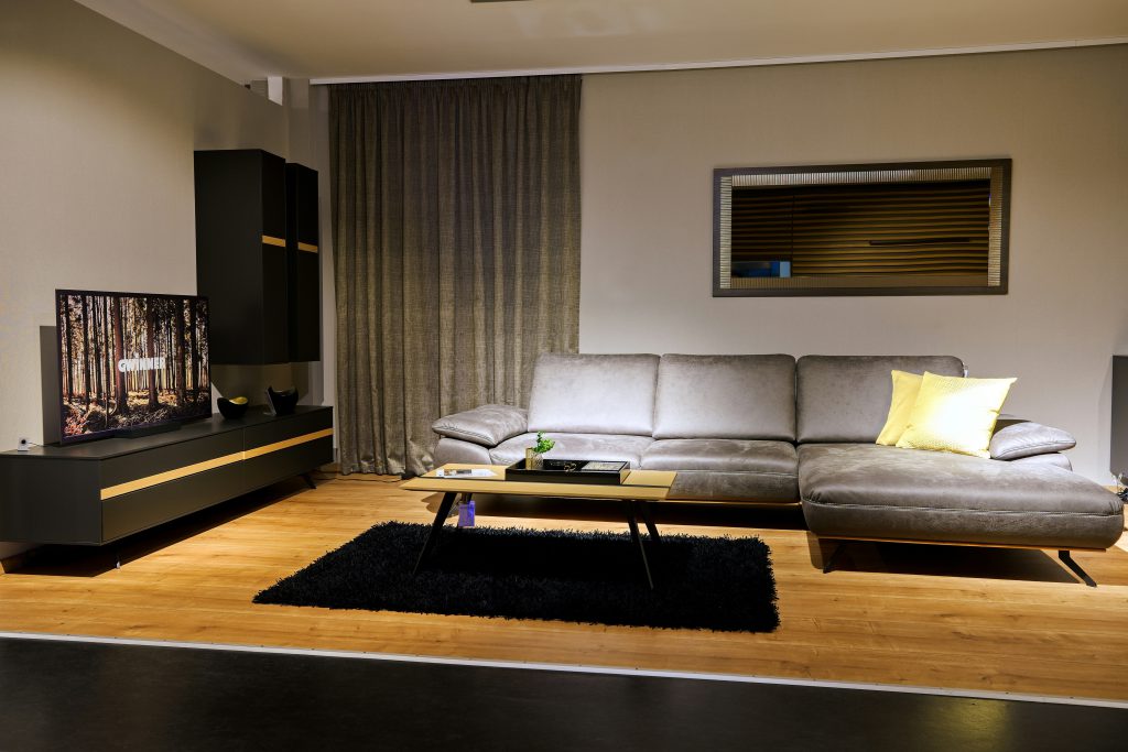 zdjęcie szarej kanapy w pokoju