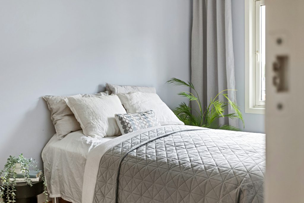 białe łóżko w pokoju - propozycja aranżacji