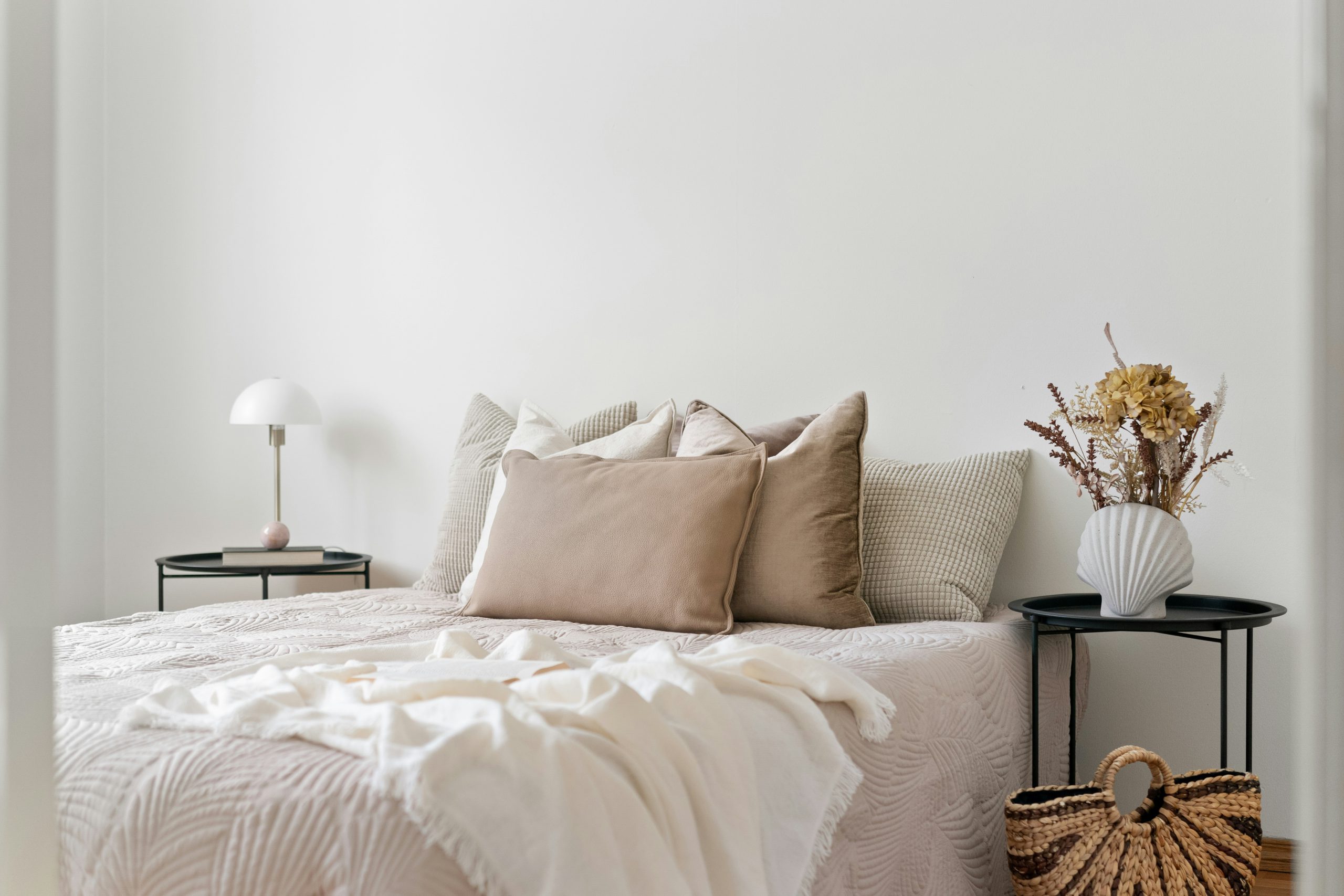 Dlaczego łóżka drewniane białe są tak popularne? Poznaj zalety