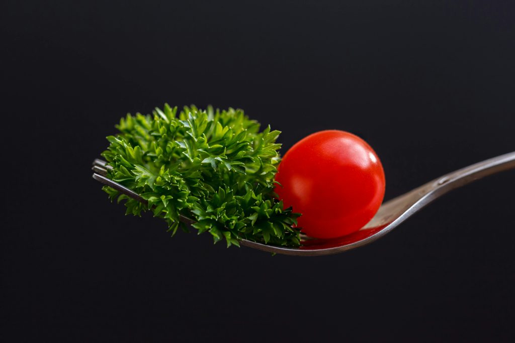 widelec pomidor z sałatą, catering wegański